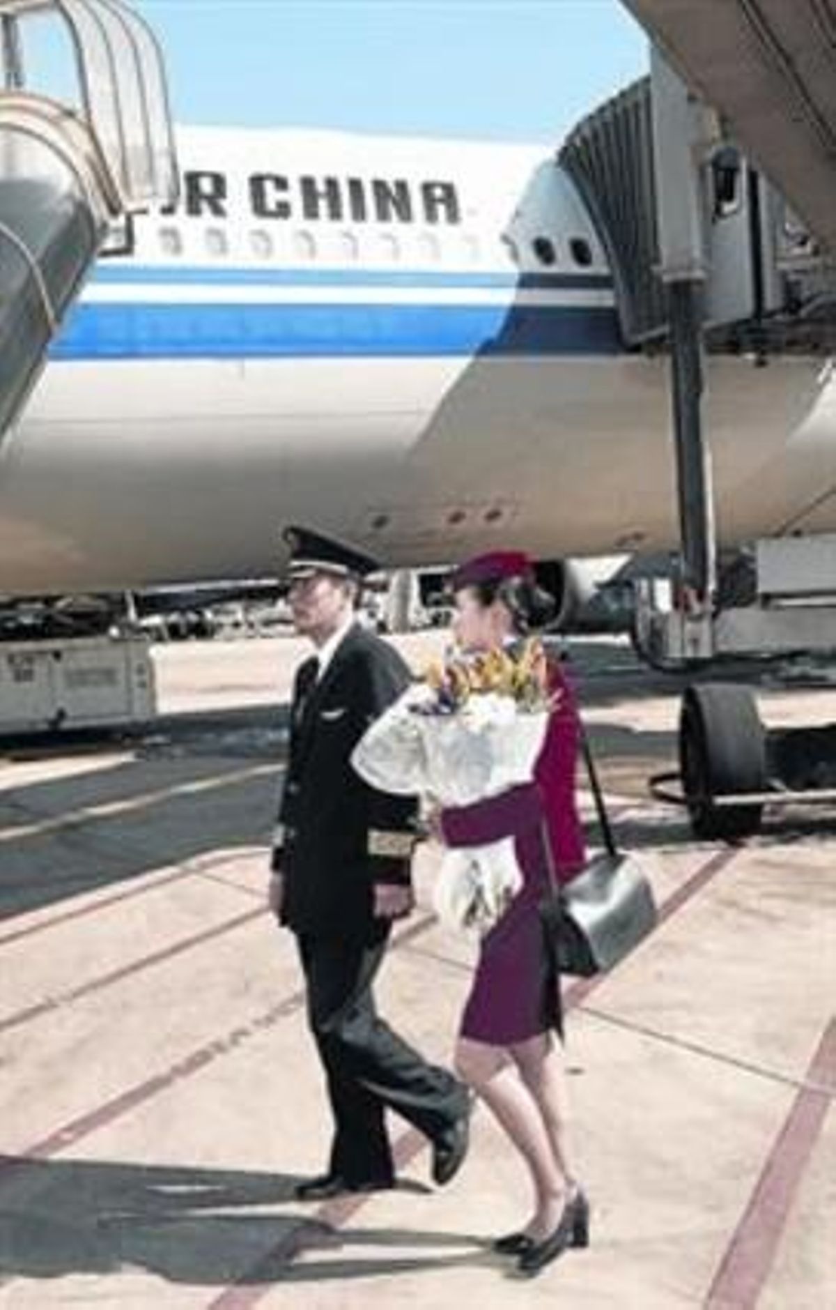 Miembros de la tripulación del primer vuelo de Air China en El Prat. Miembros de la tripulación del primer vuelo de Air China en El Prat.