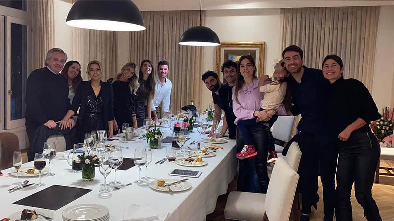 Imputan al presidente Fernández por la celebración de una fiesta en el momento más duro de la pandemia - Vimarsana News