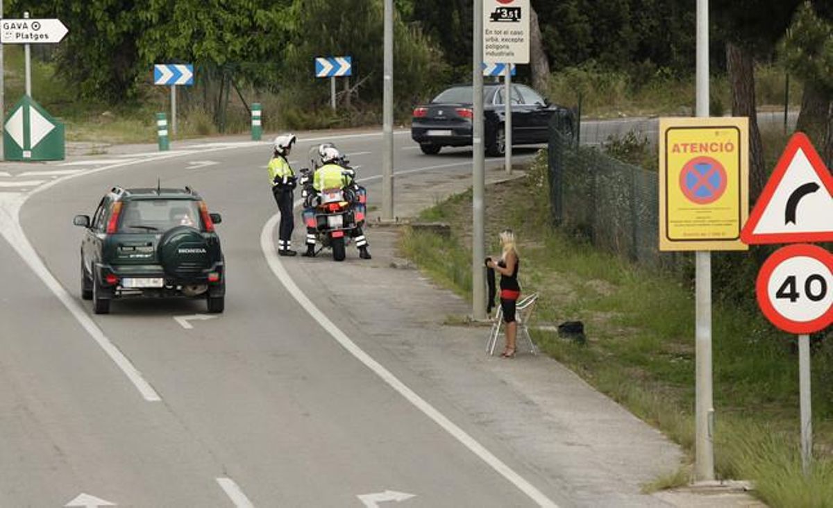 Imagen de una mujer ejerciendo la prostitución en la autovía de Castelldefels Imagen de una mujer ejerciendo la prostitución en la autovía de Castelldefels
