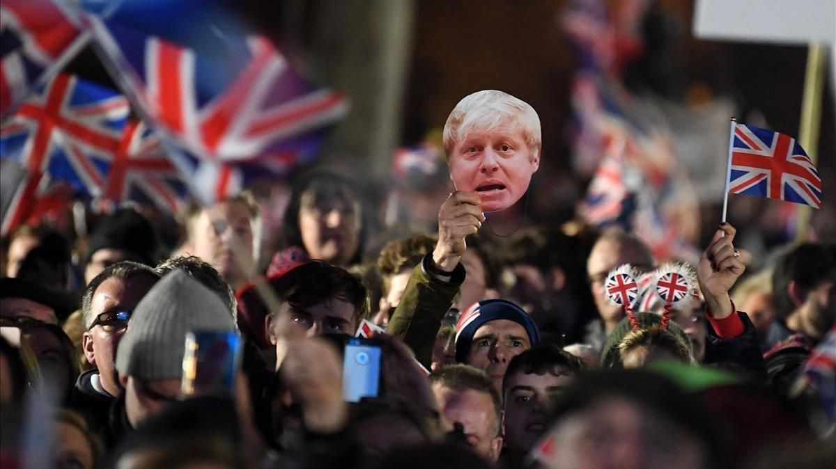 Partidarios del ’brexit’ celebran la salida de la UE el viernes en la plaza el Parlamento en Londres. Partidarios del ’brexit’ celebran la salida de la UE el viernes en la plaza el Parlamento en Londres.