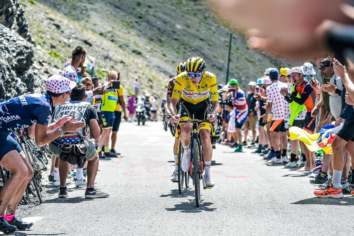 Tadej Pogacar, rodeado de aficionados y enemigos, en el Galibier. Tadej Pogacar, rodeado de aficionados y enemigos, en el Galibier.