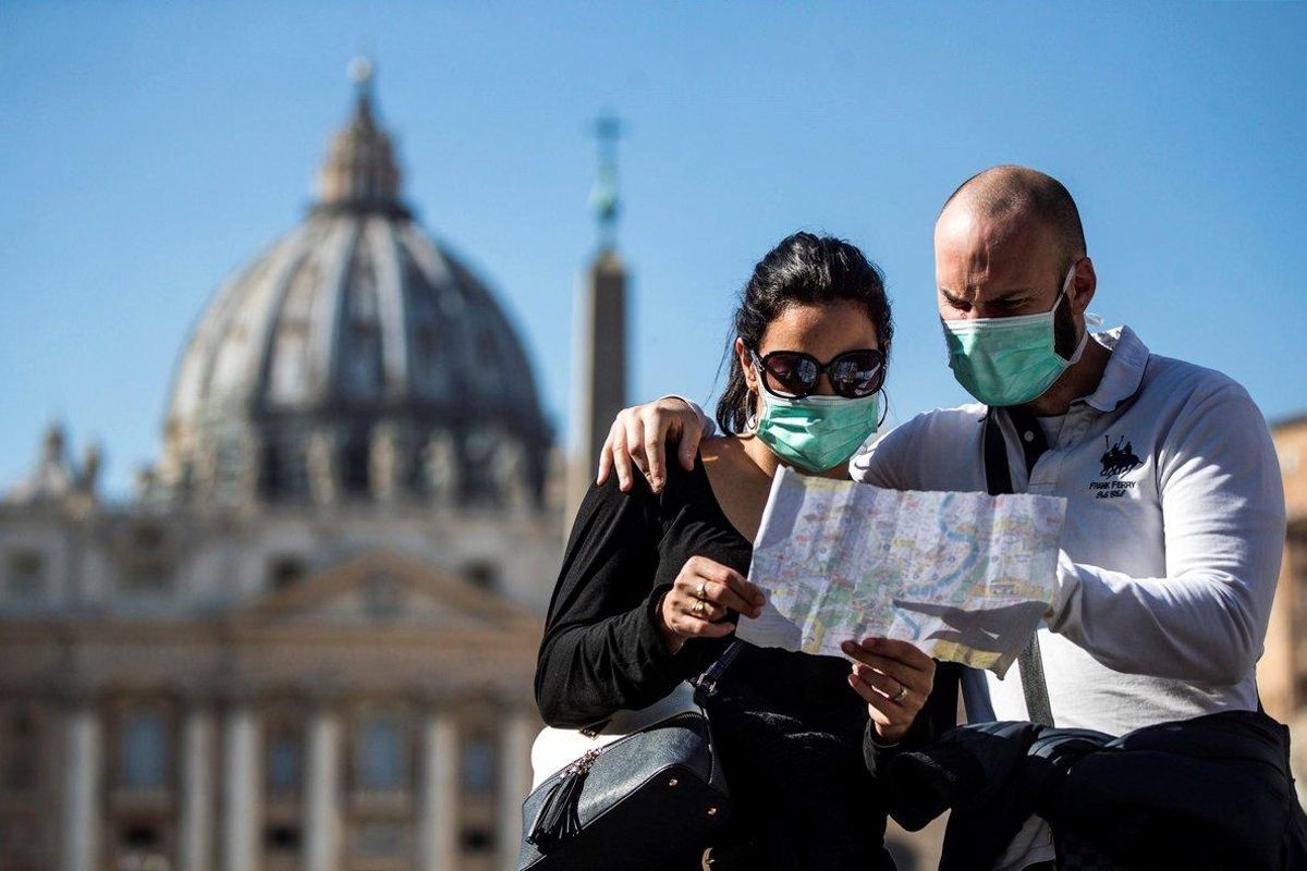 Una pareja de turistas con máscaras protectoras visita, en febrero pasado, la plaza de San Pedro, en el Vaticano. Una pareja de turistas con máscaras protectoras visita, en febrero pasado, la plaza de San Pedro, en el Vaticano.