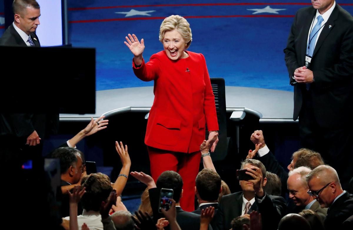 Clinton saluda al público al final del debate con Trump, en Nueva York. Clinton saluda al público al final del debate con Trump, en Nueva York.