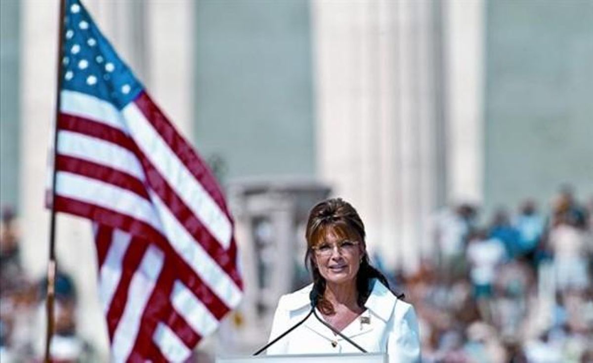 Palin, durante su intervención en el acto de ayer en las escalinatas del Lincoln Memorial de Washington. Palin, durante su intervención en el acto de ayer en las escalinatas del Lincoln Memorial de Washington.