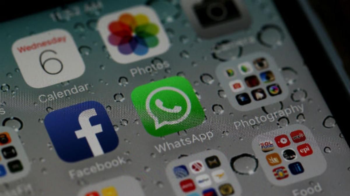 Las aplicaciones de Facebook y Whatsapp, en un ’smartphone’. Las aplicaciones de Facebook y Whatsapp, en un ’smartphone’.