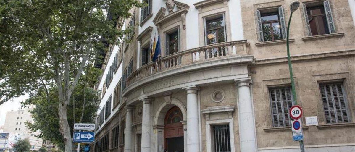 Piden cuatro años de cárcel a un anciano de Palma por maltratar y vejar a su hermano discapacitado Piden cuatro años de cárcel a un anciano de Palma por maltratar y vejar a su hermano discapacitado