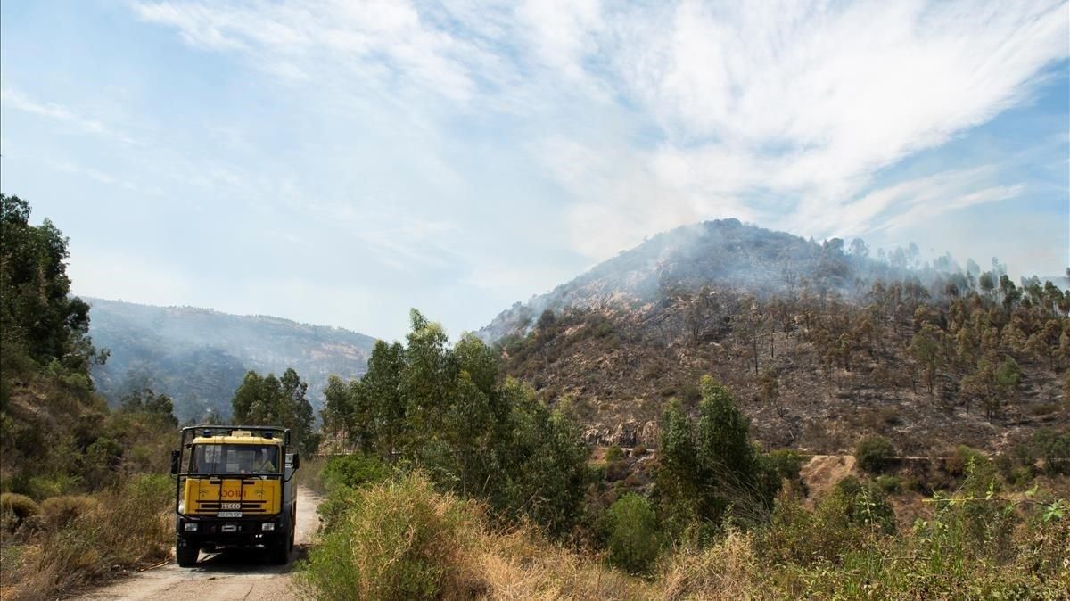 Labores de extinción durante el fin de semana del incendio declarado el jueves en Almonaster la Real (Huelva). Labores de extinción durante el fin de semana del incendio declarado el jueves en Almonaster la Real (Huelva).