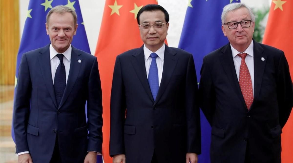 El primer ministro chino, Li Keqiang, posa junto al presidente de la Comisión Europea, Jean-Claude Juncker (derecha), y el presidente del Consejo Europeo, Donald Tusk, durante la cumbre UE-China del 2016. El primer ministro chino, Li Keqiang, posa junto al presidente de la Comisión Europea, Jean-Claude Juncker (derecha), y el presidente del Consejo Europeo, Donald Tusk, durante la cumbre UE-China del 2016.