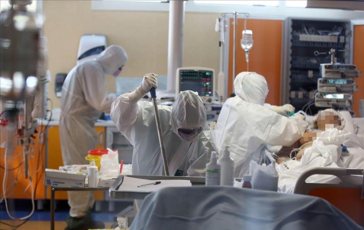 Personal sanitario atiende a un enfermo en la unidad de curas intensivas del Hospital Casal Palocco, en Roma.