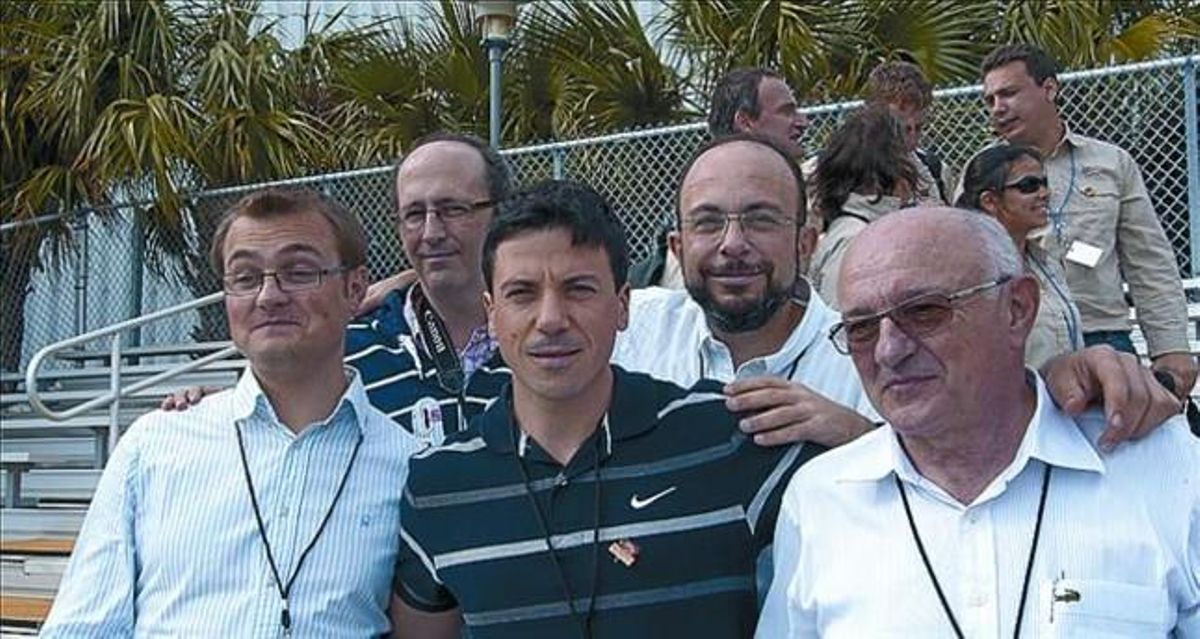 LA UPC, EN MARTE 3 A la izquierda, los ingenieros de la UPC que han trabajado para ’Curiosity’. A la derecha, sus nombres y el de la UPC en un chip. LA UPC, EN MARTE 3 A la izquierda, los ingenieros de la UPC que han trabajado para ’Curiosity’. A la derecha, sus nombres y el de la UPC en un chip.