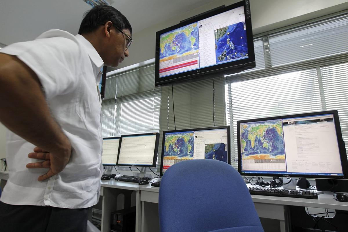Investigadores del Instituto Filipino de Vulcanología y Sismología (Phivolcs) monitorizan los datos del terremoto. 