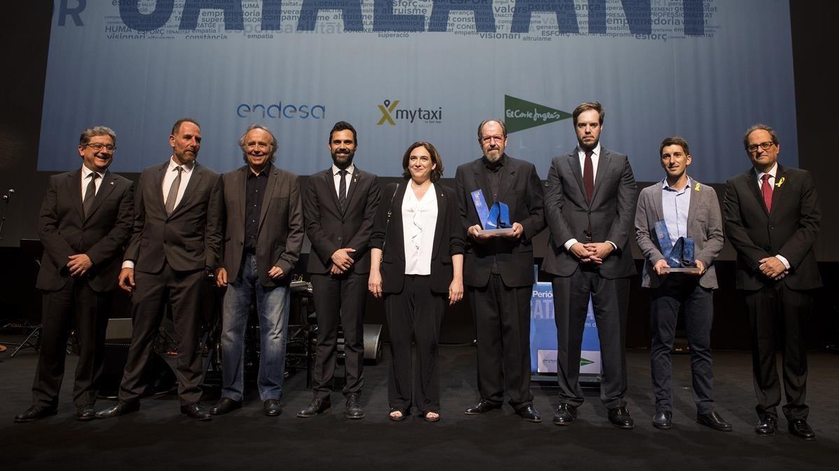 Los premiados Josep Maria Pou y Oriol Mitjà junto las autoridades y los responsables de Grupo Zeta en el final de la gala del Català de l’Any. Los premiados Josep Maria Pou y Oriol Mitjà junto las autoridades y los responsables de Grupo Zeta en el final de la gala del Català de l’Any.