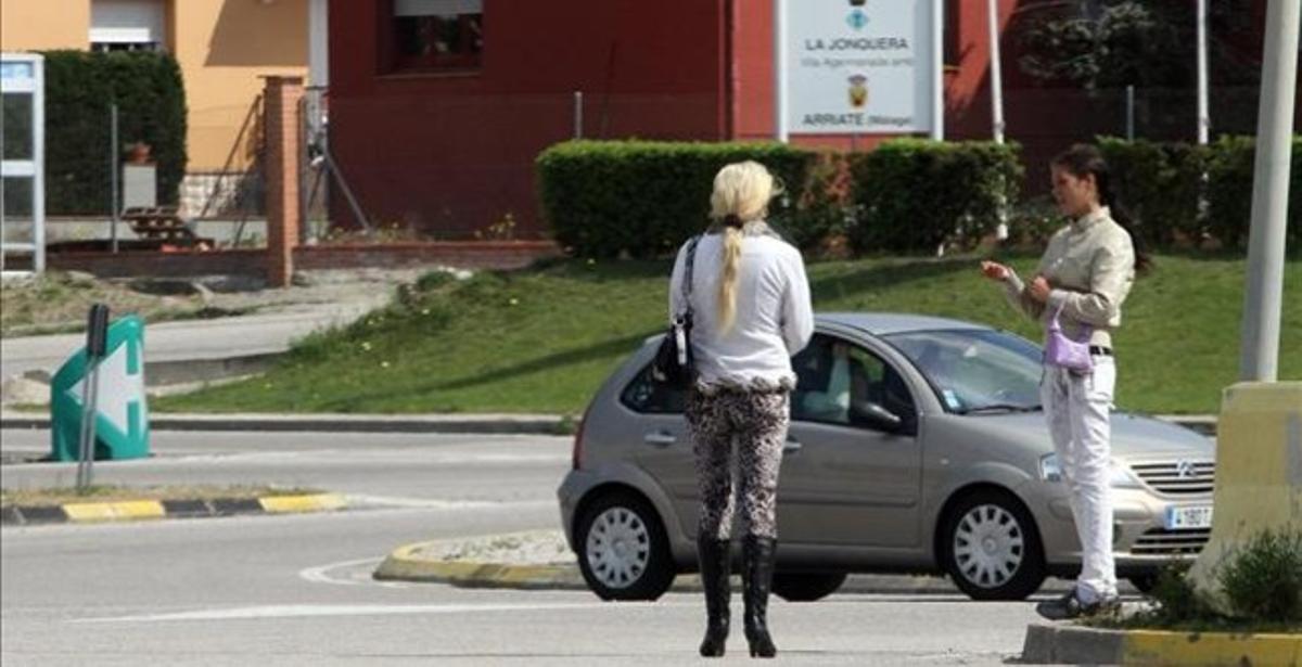 Una prostituta, en  una carretera de La Jonquera, en abril del año pasado