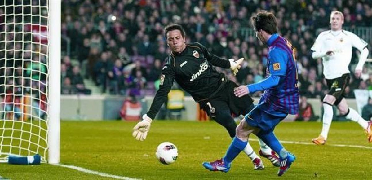 Messi bate a Diego Alves por el palo corto, anoche en el Camp Nou. Messi bate a Diego Alves por el palo corto, anoche en el Camp Nou.