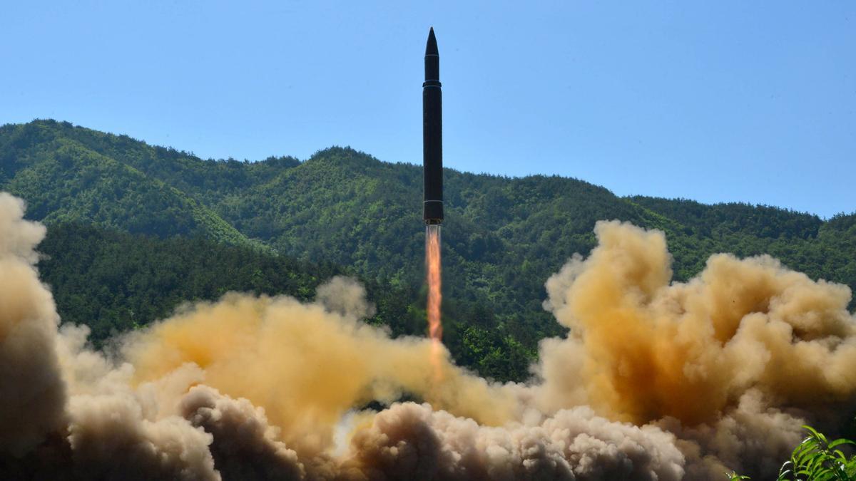 Lanzamiento de un misil intercontinental balístico en Corea del Norte, difundido por la agencia oficial norcoreana KCNA en julio de 2017.
