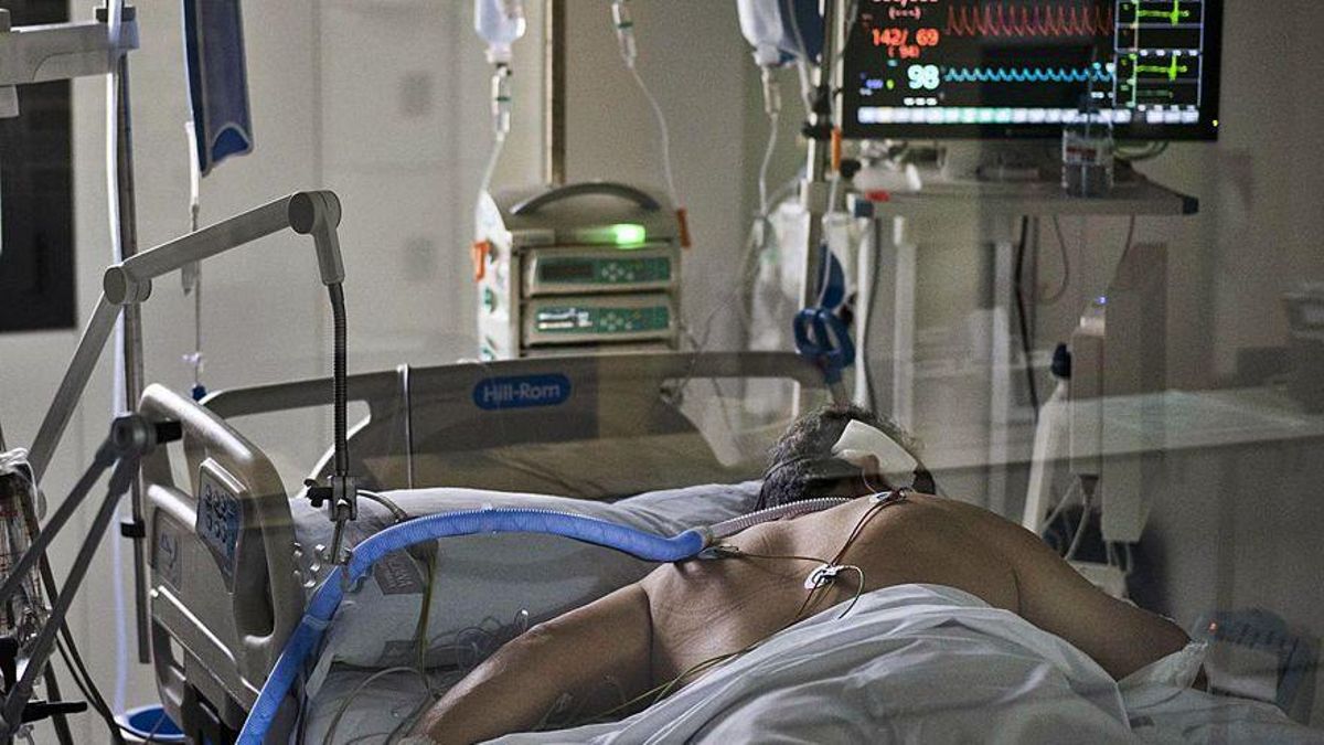 Un paciente en la uci. Un paciente en la uci.