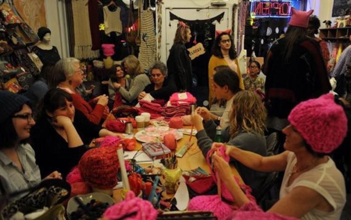 Las impulsoras del ’Pink Power’ tejen gorros en la tienda Little Knittery de Los Angeles. Las impulsoras del ’Pink Power’ tejen gorros en la tienda Little Knittery de Los Angeles.