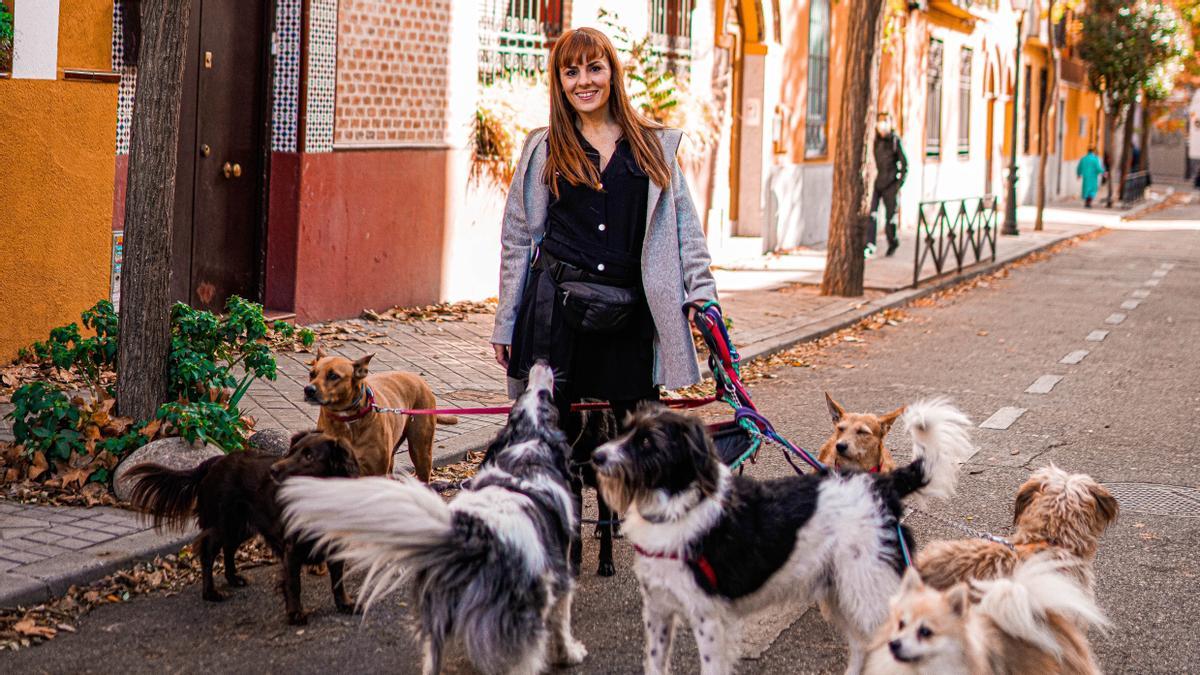 Ainhoa Azcona, educadora y cuidadora canina. Ainhoa Azcona, educadora y cuidadora canina.
