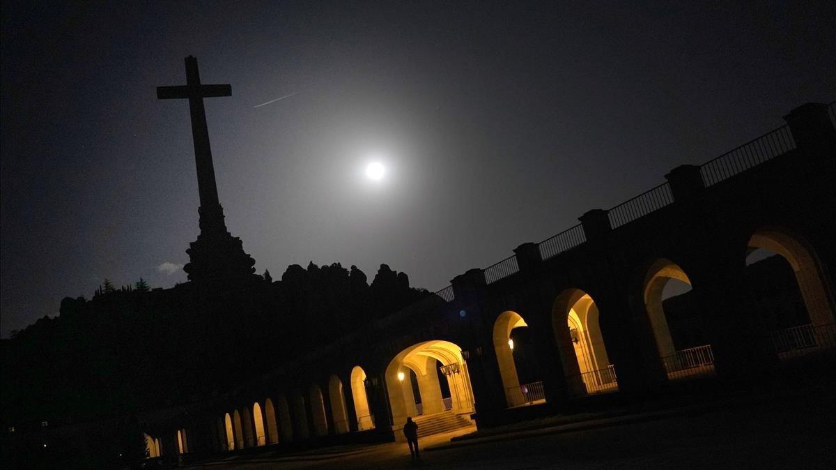 La cruz y parte del recinto del Valle de los Caídos, de noche. 