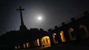 La cruz y parte del recinto del Valle de los Caídos, de noche. 