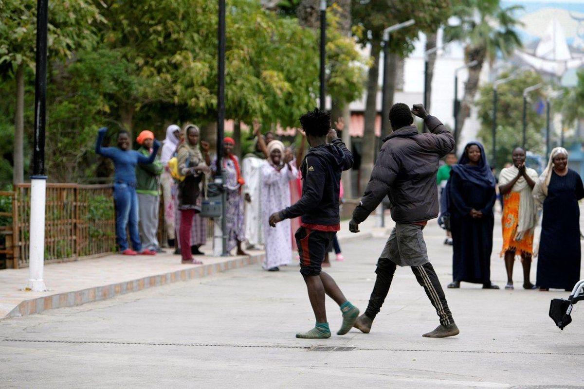 Dos de los 52 inmigrantes que han accedido este domingo a Melilla saltando la valla. Dos de los 52 inmigrantes que han accedido este domingo a Melilla saltando la valla.