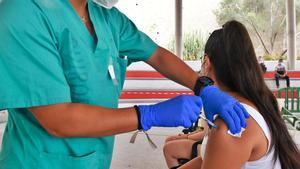 Una enfermera vacuna contra el covid-19.