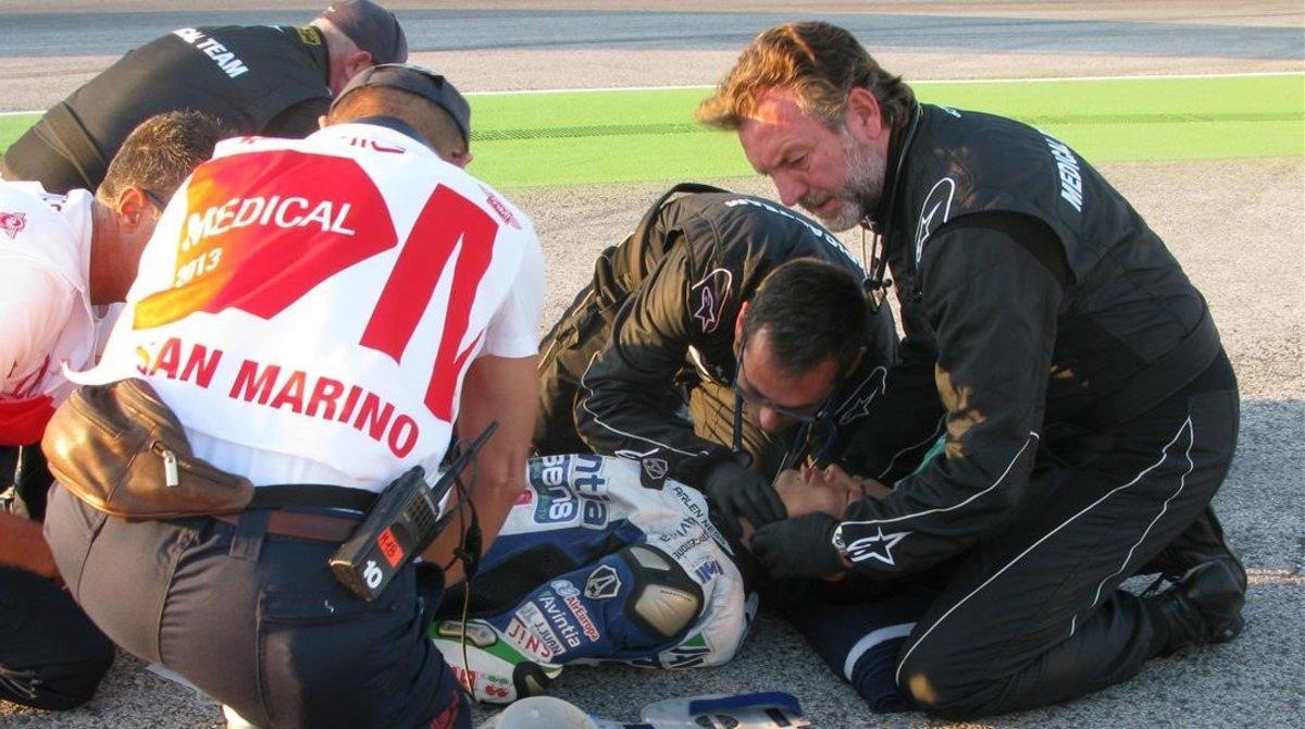 El doctor Ángel Charte, a la derecha, en un simulacro de accidente, en Misano.