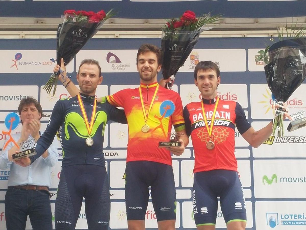 Jesús Herrada, con el ’maillot’ rojigualda, flanqueado en el podio de Soria por Alejandro Valverde e Ion Izagirre. Jesús Herrada, con el ’maillot’ rojigualda, flanqueado en el podio de Soria por Alejandro Valverde e Ion Izagirre.