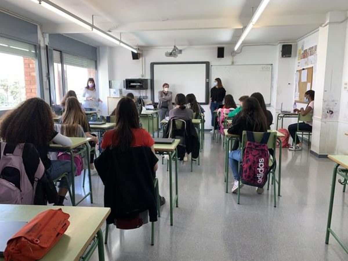 L’alumnat de l’IES Maria Aurèlia Capmany crea l’Instagram de la Botiga Solidaria de Cornellà L’alumnat de l’IES Maria Aurèlia Capmany crea l’Instagram de la Botiga Solidaria de Cornellà