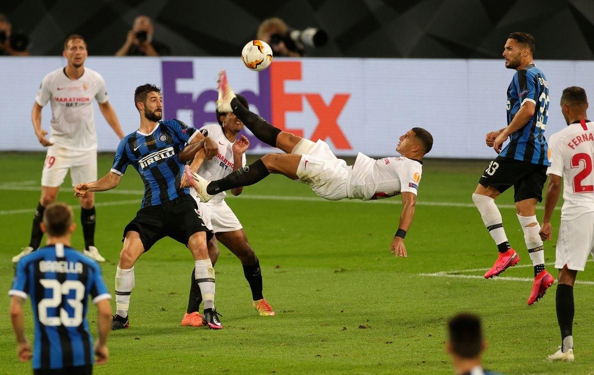 El sevillista Diego Carlos ejecuta la chilena que decidió la final de la Liga Europa. El sevillista Diego Carlos ejecuta la chilena que decidió la final de la Liga Europa.