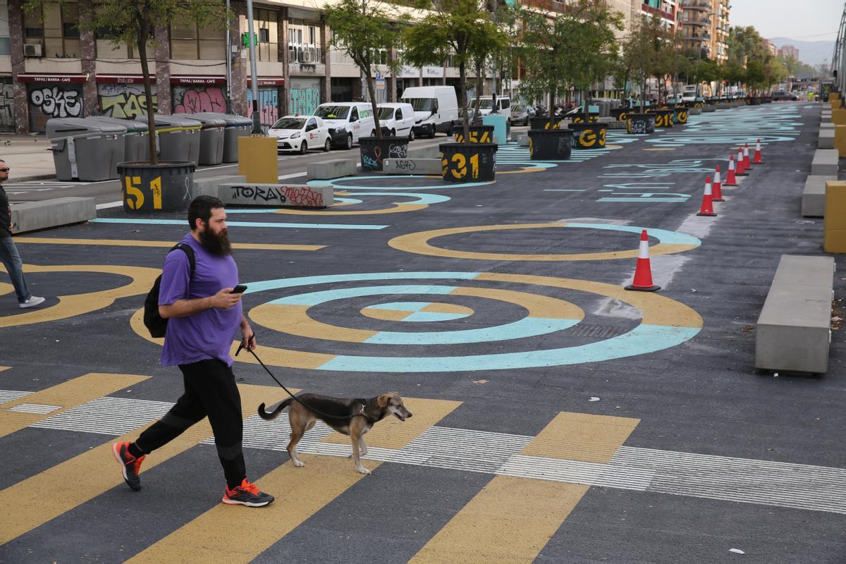 El urbanismo táctico ya llena de colores y senefas el tramo de Gran Via ...