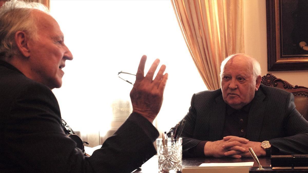 Werner Herzog y Mijaíl Gorbachov, en un fotograma del documental ’Meeting Gorbachev’