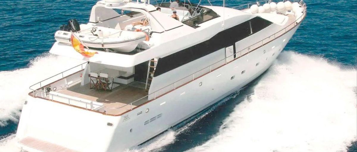 Así es el yate del que fueron rescatados nueve pasajeros al hundirse en Formentera Así es el yate del que fueron rescatados nueve pasajeros al hundirse en Formentera