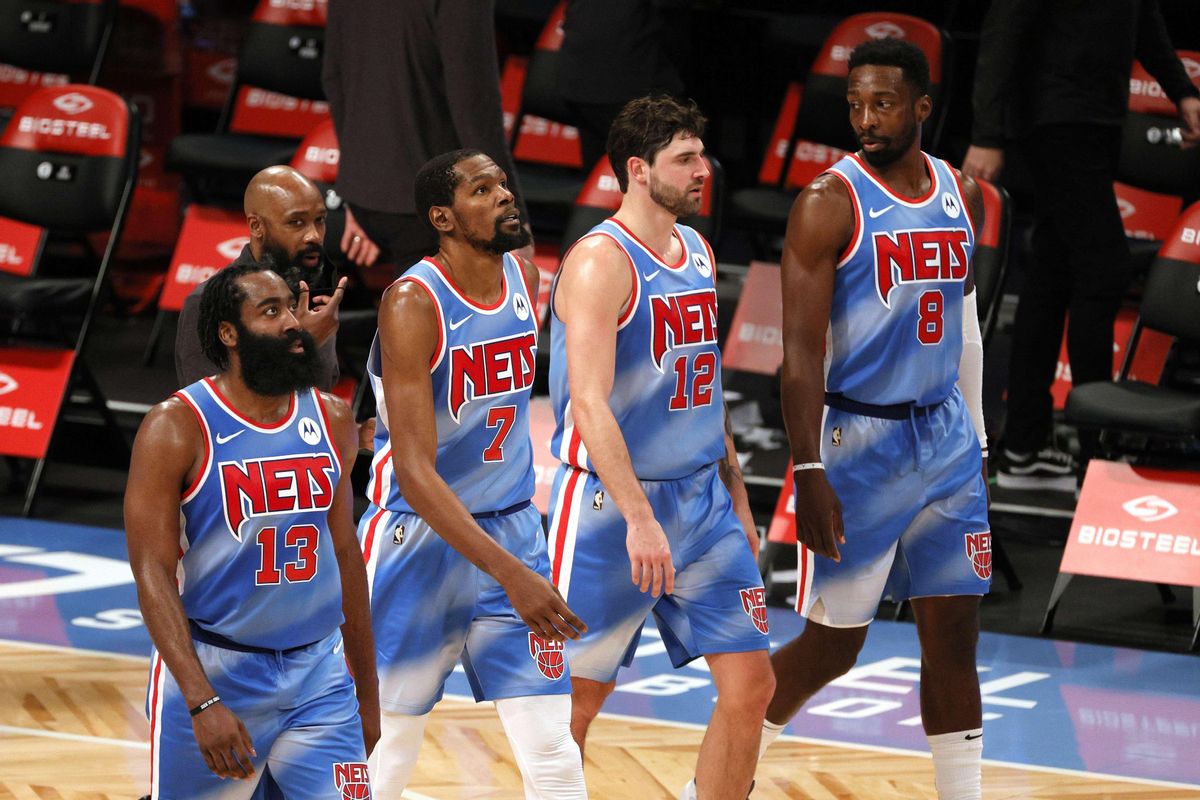 Harden, en su estreno con los Nets, al lado de Kevin Durant en un momento del partido Harden, en su estreno con los Nets, al lado de Kevin Durant en un momento del partido