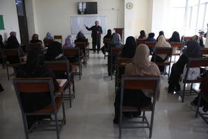 Los talibanes prohíben a las mujeres ir a la universidad en Afganistán