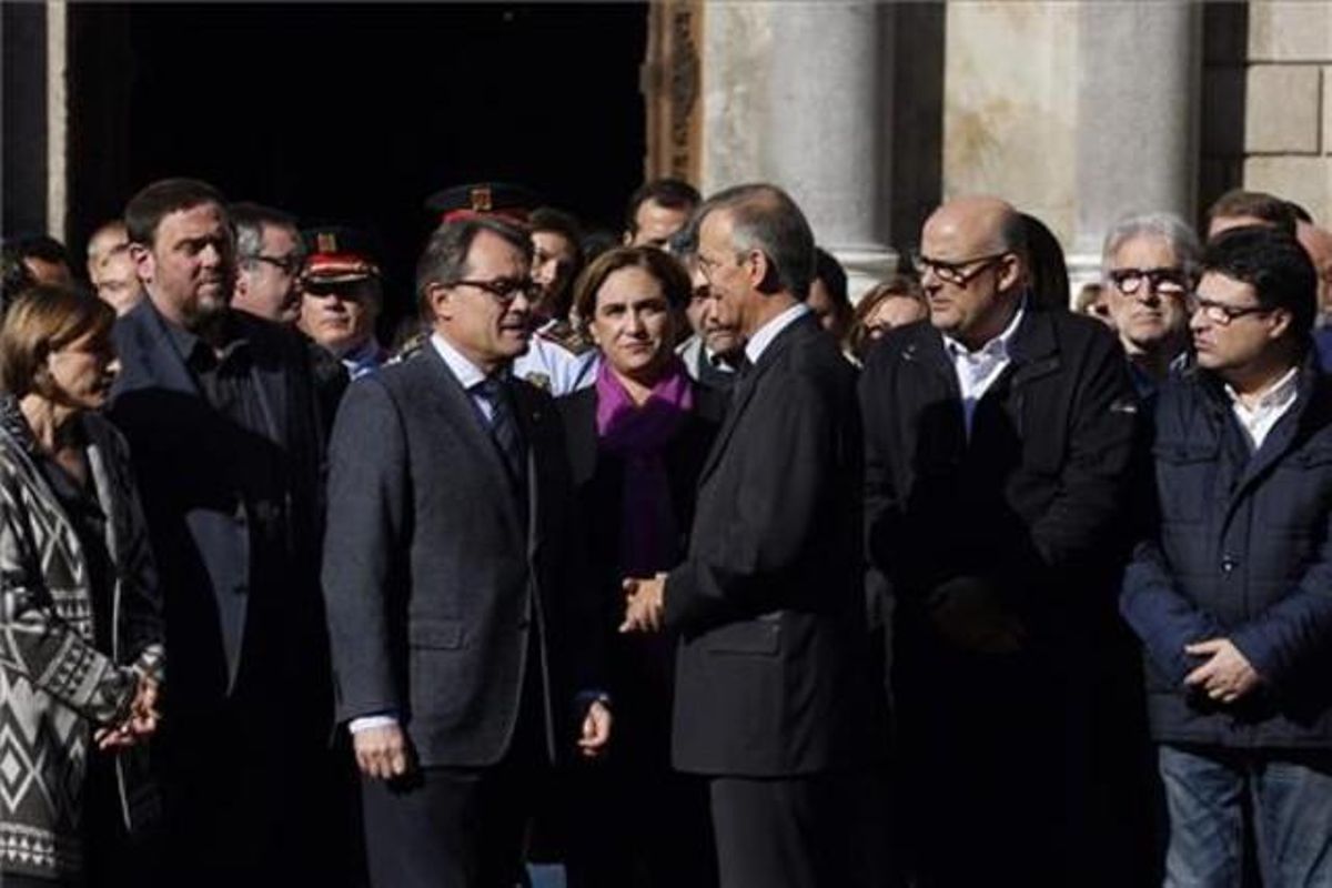 El ’president’ Artur Mas conversa con el cónsul de Francia en Barcelona, Edouard Beslay, durante la concentración en repulsa del atentado múltiple en París. El ’president’ Artur Mas conversa con el cónsul de Francia en Barcelona, Edouard Beslay, durante la concentración en repulsa del atentado múltiple en París.