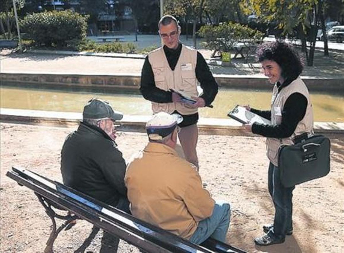 Informadores ambientales hablan con vecinos en la plaza de Les Corts. Informadores ambientales hablan con vecinos en la plaza de Les Corts.