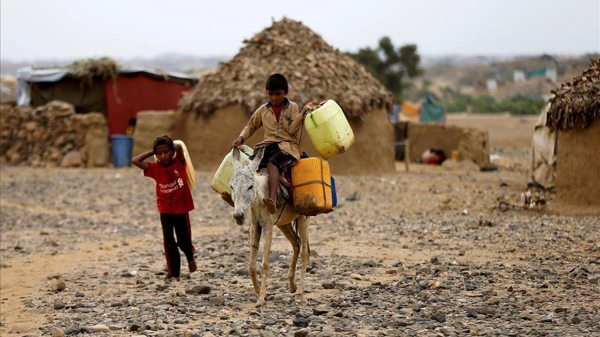 Un chico camina en un campo de desplazados de Yemen.