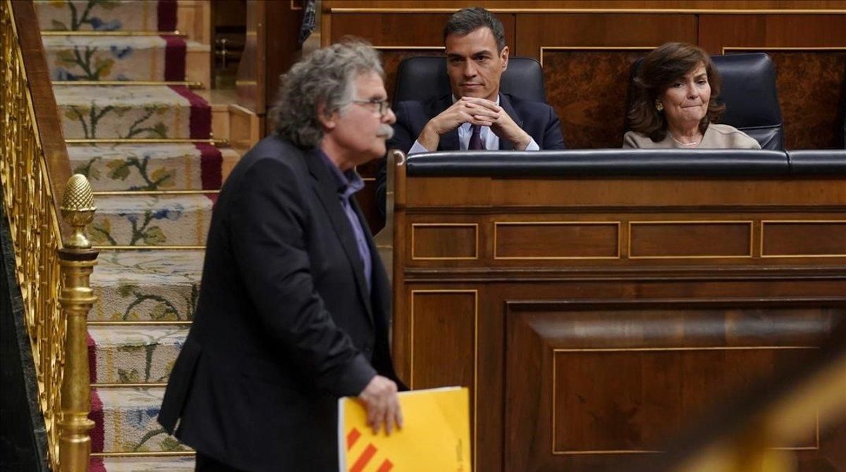 El portavoz de ERC, Joa Tardá, pasa delante de los escaños del presidente del Gobierno, Pedro Sánchez, y de la vicepresidenta, Carmen Calvo, en el debate sobre los Presupuestos. El portavoz de ERC, Joa Tardá, pasa delante de los escaños del presidente del Gobierno, Pedro Sánchez, y de la vicepresidenta, Carmen Calvo, en el debate sobre los Presupuestos.