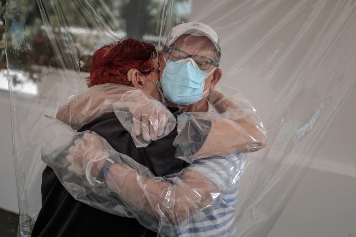 Una interna en una residencia de mayores abraza a su sobrino a través de un plástico habilitado para que los familiares se puedan dar su primer abrazo. Junio de 2020. Una interna en una residencia de mayores abraza a su sobrino a través de un plástico habilitado para que los familiares se puedan dar su primer abrazo. Junio de 2020.