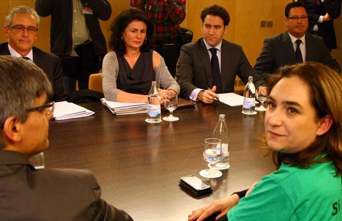 Ada Colau y otros activistas de la PAH, reunidos con la dirección del Grupo Popular en el Congreso.