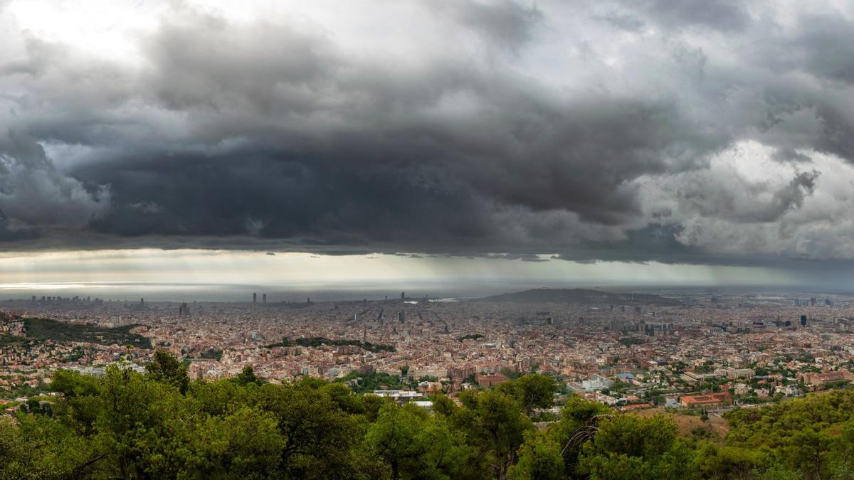 Lluvia sobre Barcelona, este jueves 3 de agosto de 2023.