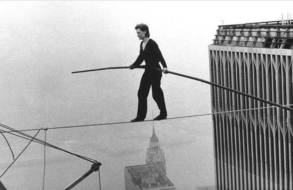 Foto de archivo del funambulista Philippe Petit cruzando las Torres Gemelas en Nueva York, el 7 de agosto de 1974. Foto de archivo del funambulista Philippe Petit cruzando las Torres Gemelas en Nueva York, el 7 de agosto de 1974.