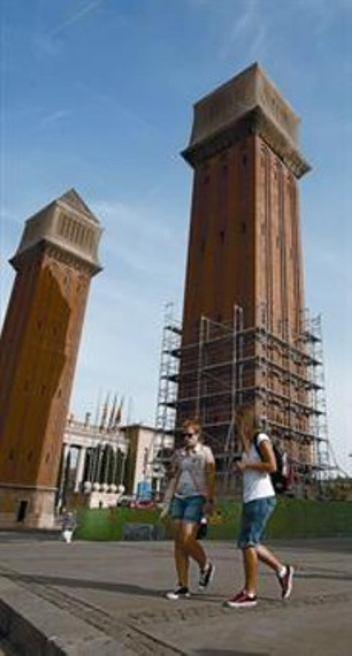 Un andamio empieza a rodear una de las Torres Venecianas, el viernes.
