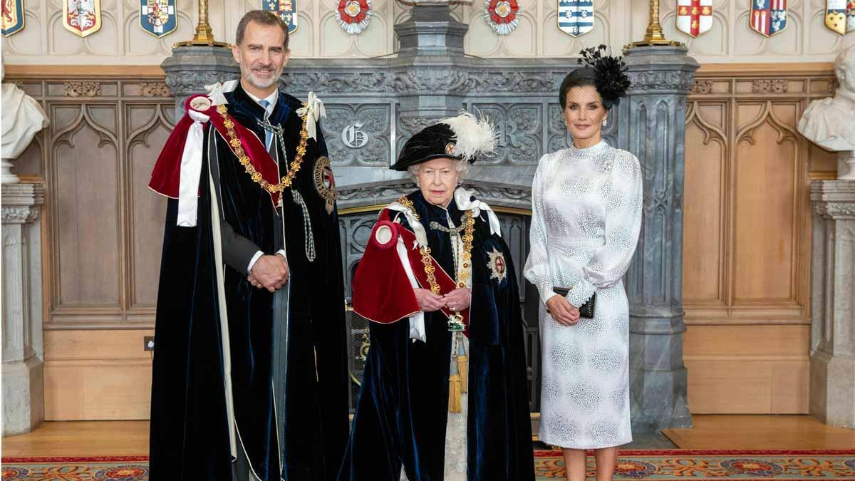 Felipe VI fue investido este mediodía nuevo caballero de la Orden de la Jarretera, la máxima distinción del Reino Unido, en una ceremonia que se ha celebrado en el Salón de Trono de Castillo de Windsor en presencia de la reina Isabel II.