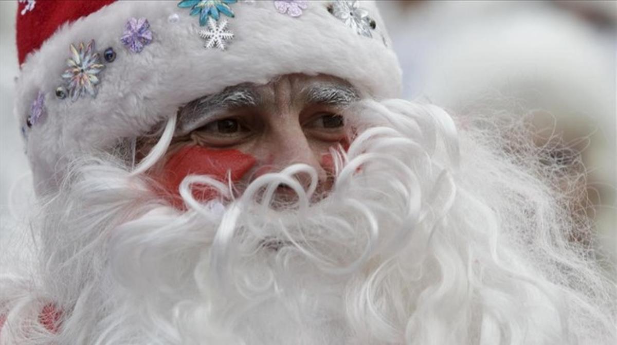 Un hombre vestido de Ded Moroz, el Papa Noel de las exrepúblicas soviéticas, durante una procesión navideña celebrada en Krasnodar (Rusia). Un hombre vestido de Ded Moroz, el Papa Noel de las exrepúblicas soviéticas, durante una procesión navideña celebrada en Krasnodar (Rusia).