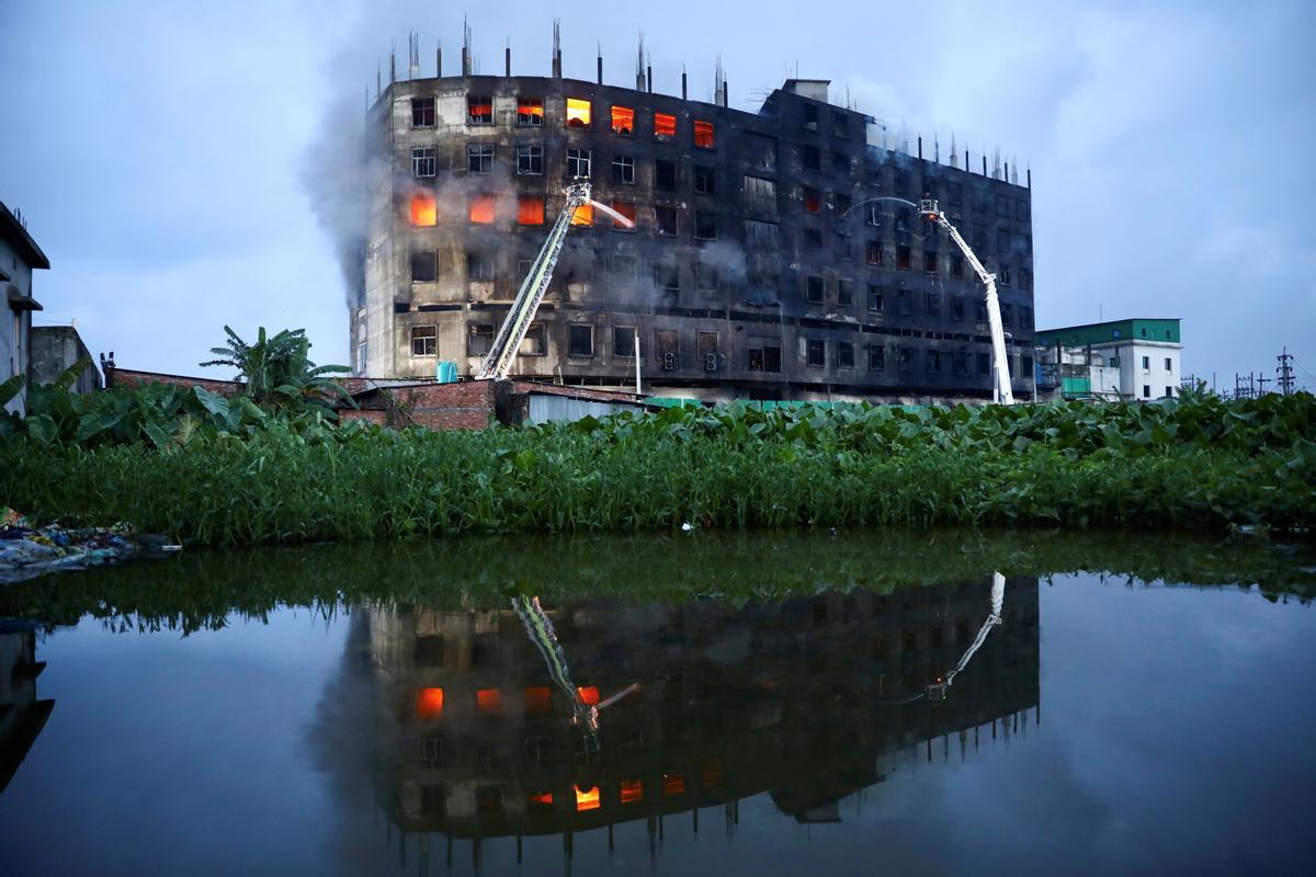 Aspecto de la fábrica en llamas en Bangladés.