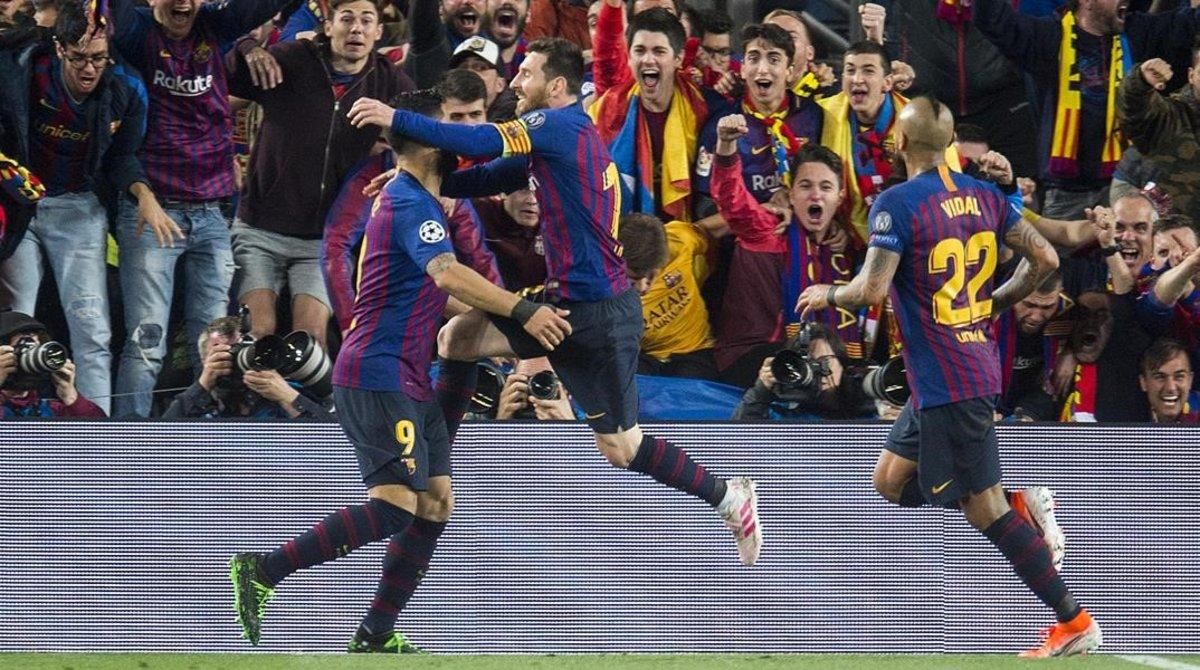 Leo Messi salta sobre Suárez tras anotar el segundo gol al Liverpool ante el éxtasis de la grada. Leo Messi salta sobre Suárez tras anotar el segundo gol al Liverpool ante el éxtasis de la grada.