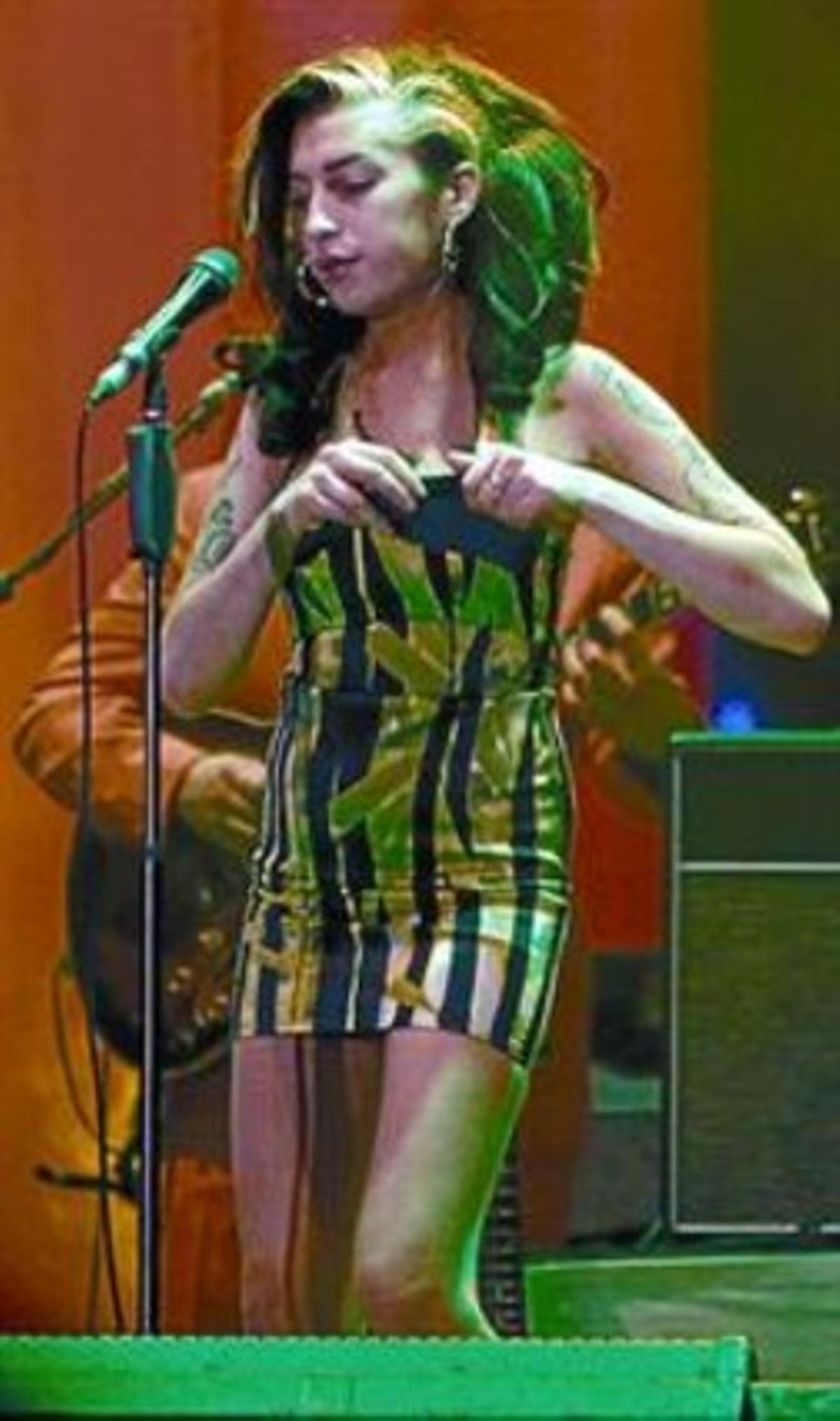 Winehouse, el sábado, durante su polémica actuación en Belgrado.