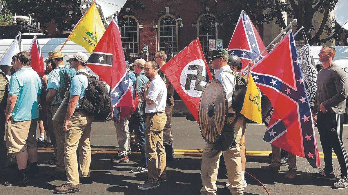 Desfile de banderas condederadas y nazis en la Unite the Right, manifestación de partidarios de la extrema derecha en Charlottesville (Virginia), en 2017. Desfile de banderas condederadas y nazis en la Unite the Right, manifestación de partidarios de la extrema derecha en Charlottesville (Virginia), en 2017.